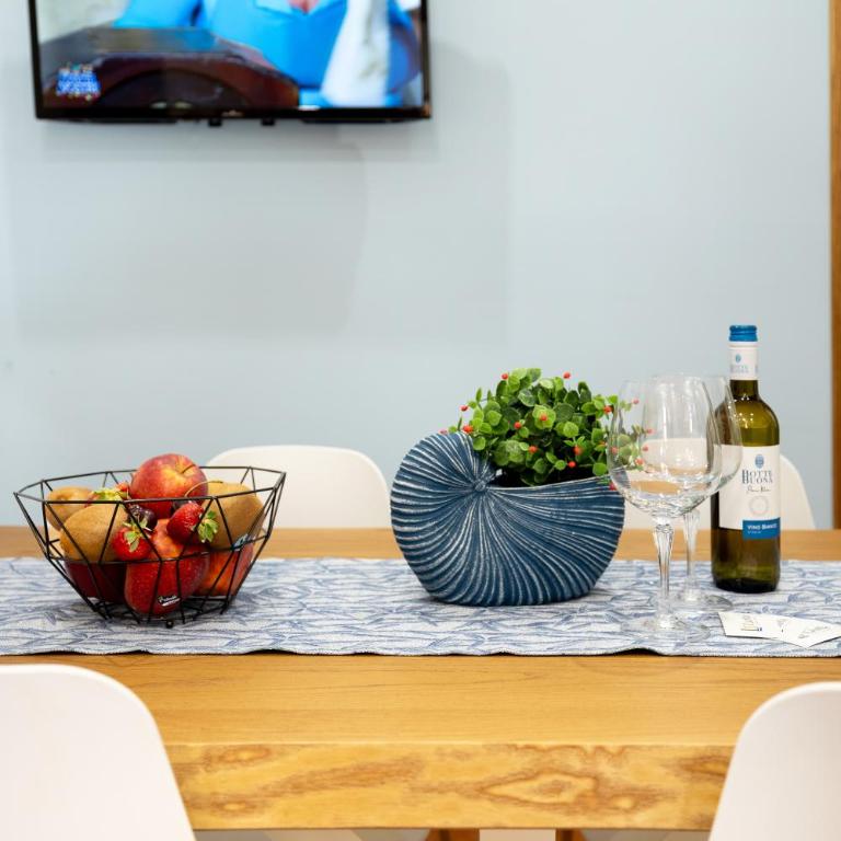 Casa Liotta - Family Room - 10