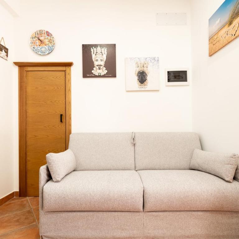 Casa Liotta - Family Room - 26
