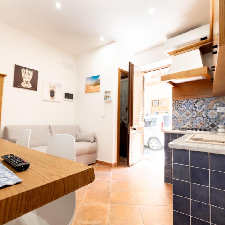 Casa Liotta - Family Room - 23