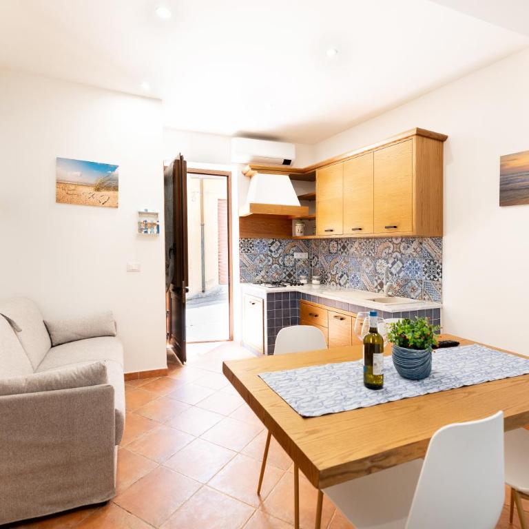 Casa Liotta - Family Room - 17