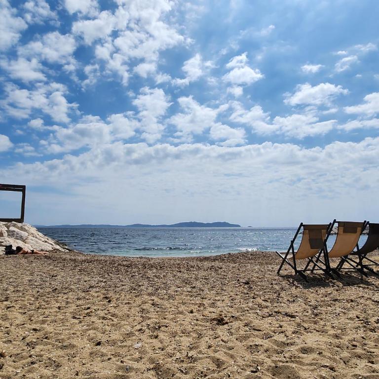 Charmant duplex vue mer panoramique sur le Golfe de Giens avec piscine - Appartement 2 Chambres avec Terrasse et Vue sur la Mer - 16