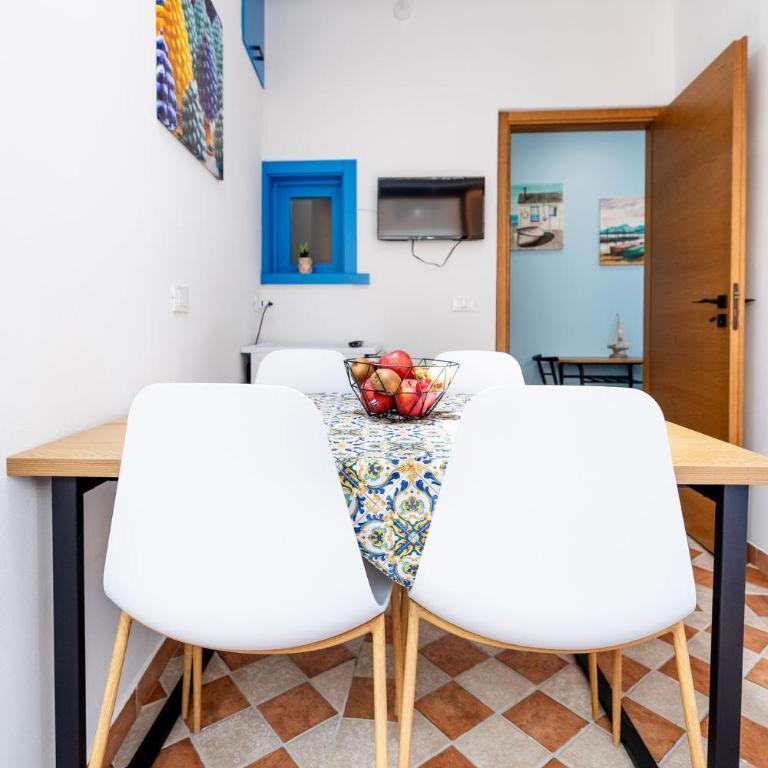 Casa Liotta - Standard Family Room - 13