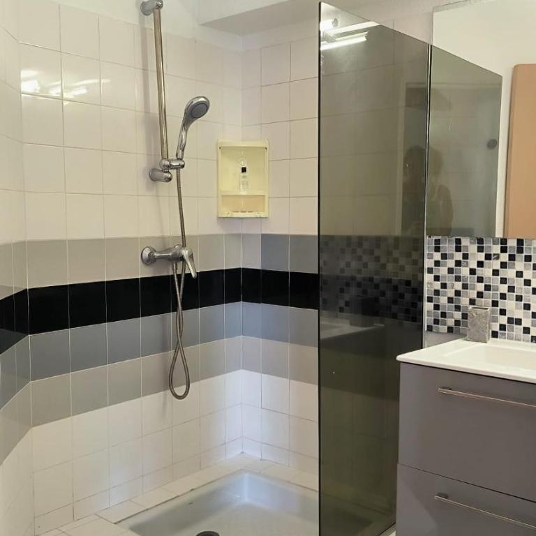 Appart en rez de jardin avec Pisicne - Apartment - 15