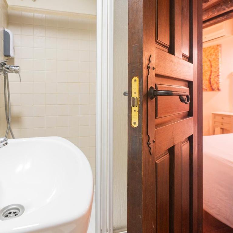 Hostal Alfonso XII by Toledo AP - Habitación Doble Económica - 11