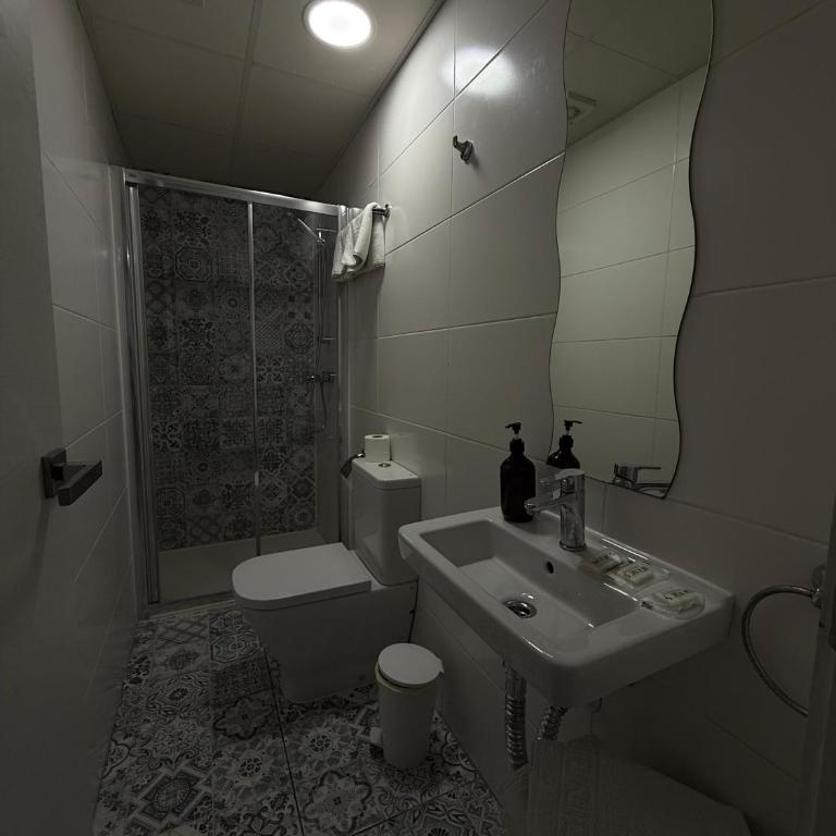 Hostal B and B Benidorm - Habitación Doble - 1 o 2 camas - 4