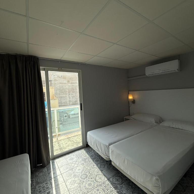 Hostal B and B Benidorm - Habitación Doble con balcón - 1 o 2 camas - 8