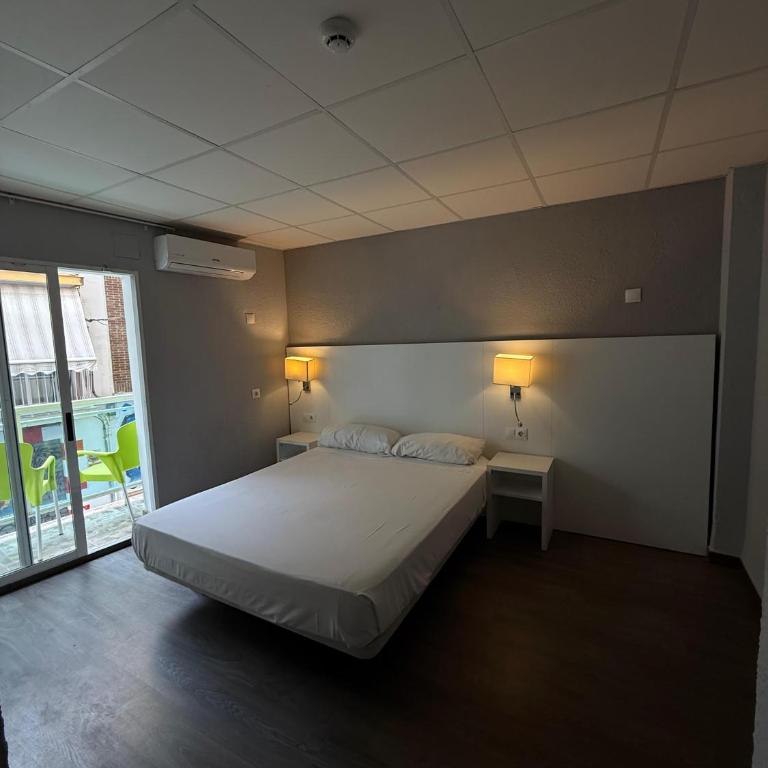Hostal B and B Benidorm - Habitación Doble con balcón - 1 o 2 camas - 10