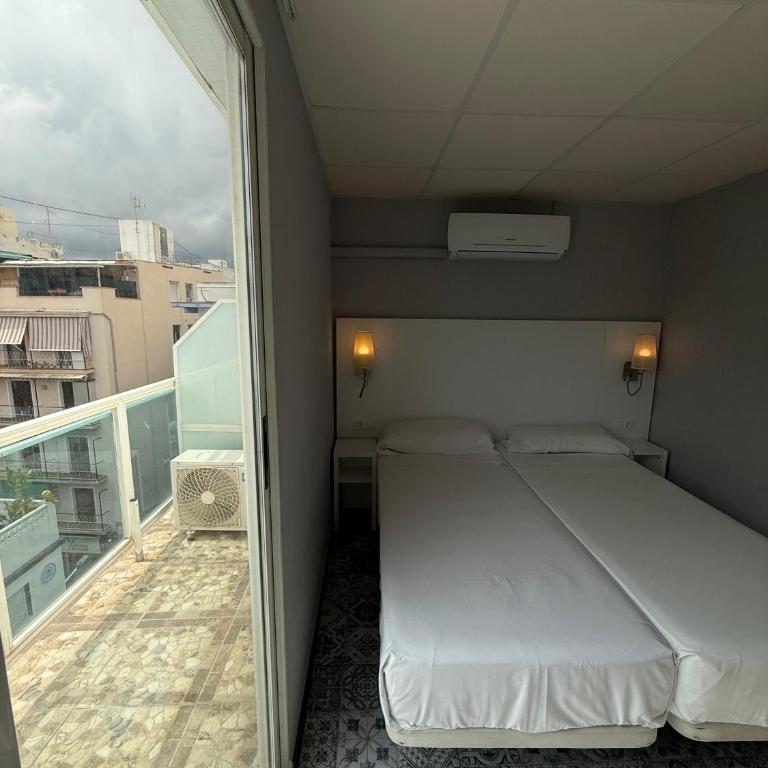 Hostal B and B Benidorm - Habitación Doble - 1 o 2 camas - 8