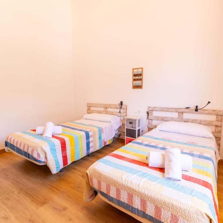 Casa Embat, a pocos metros de la playa - Three-Bedroom House - 8