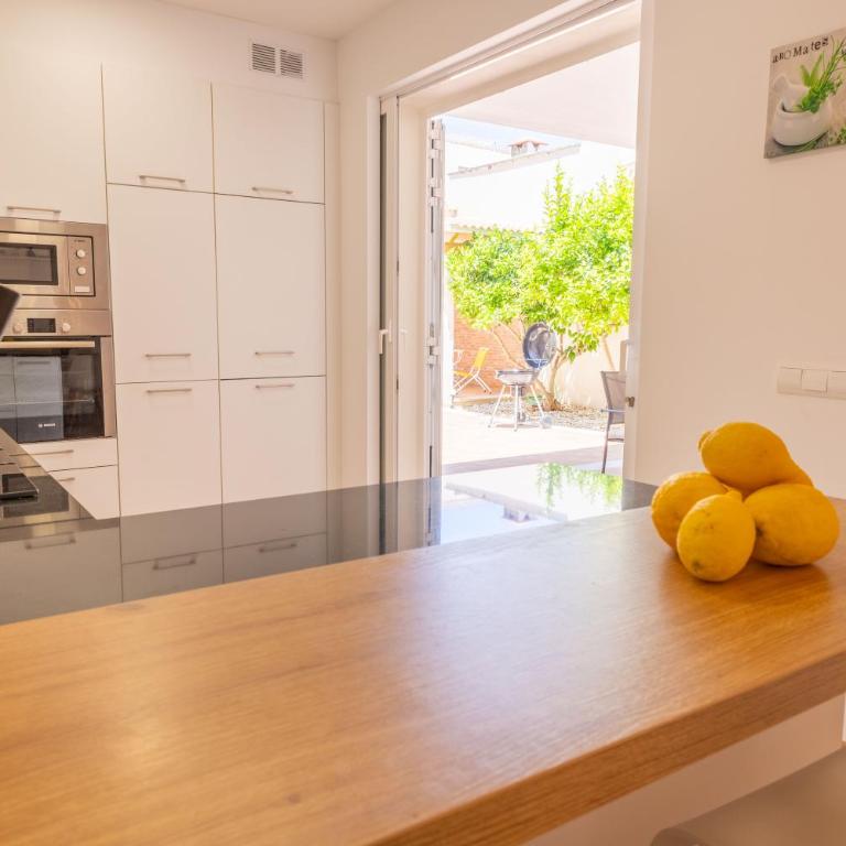 Casa Embat, a pocos metros de la playa - Three-Bedroom House - 13