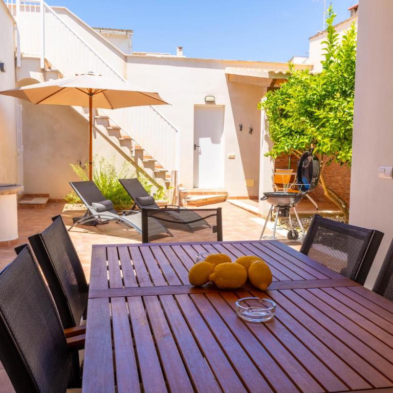 Casa Embat, a pocos metros de la playa - Three-Bedroom House - 5