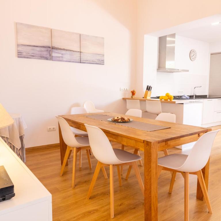 Casa Embat, a pocos metros de la playa - Three-Bedroom House - 21