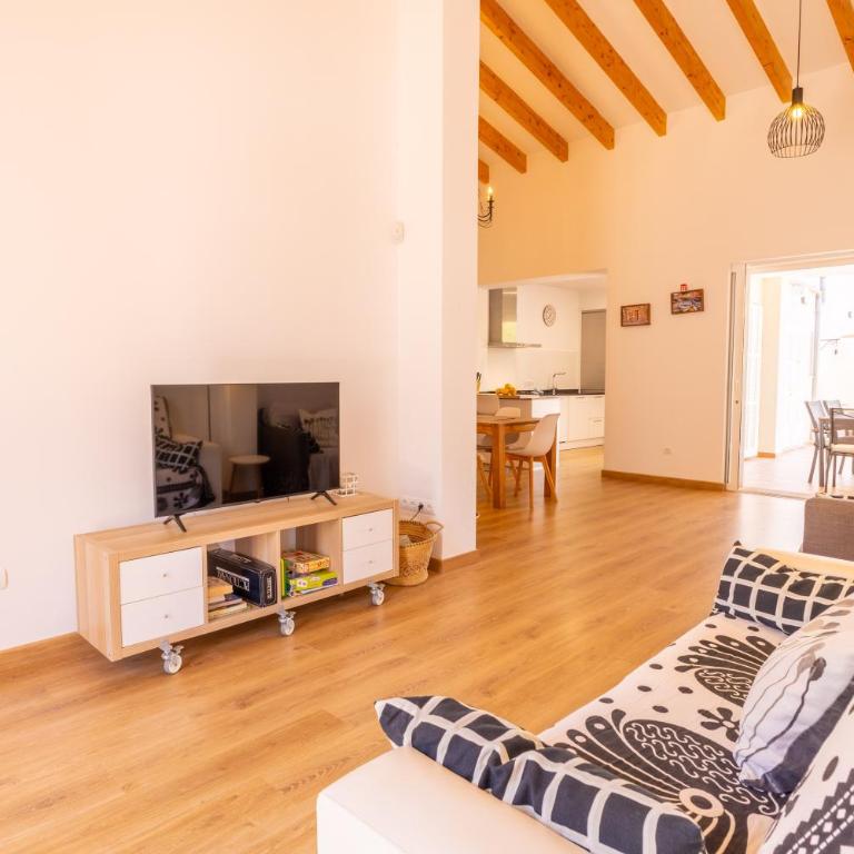 Casa Embat, a pocos metros de la playa - Three-Bedroom House - 27