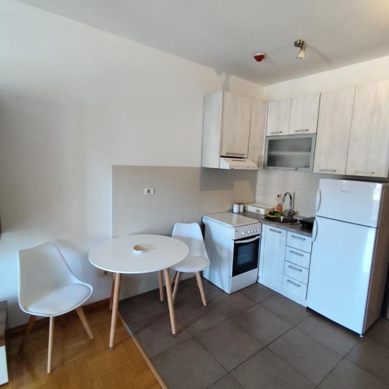 Apartman City kvart Podgorica - Studio Apartment with One Double Bed - 4