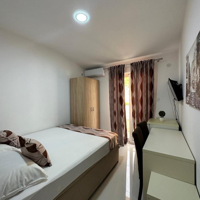 Apartments MyDay - Deluks Dvokrevetna Soba sa Bračnim Krevetom i Balkonom - 1