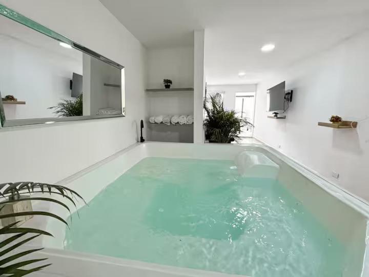 Casa Lujosa vacacional El Poblado Medellín Por día Con Piscina Jacuzzi AC 9br - Villa with Private Pool - 16
