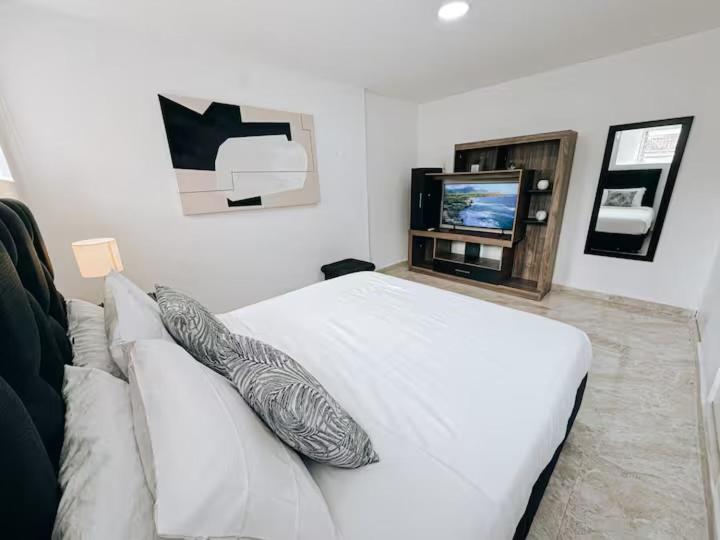 Casa Lujosa vacacional El Poblado Medellín Por día Con Piscina Jacuzzi AC 9br - Villa with Private Pool - 85