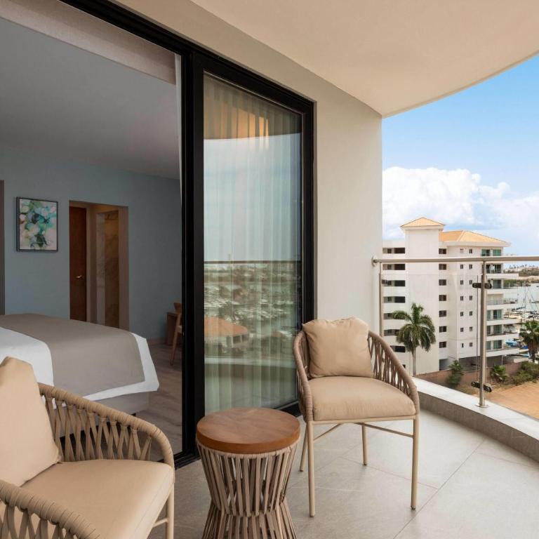 Wyndham Garden Mazatlan Marina - King Room - Non-Smoking - 2