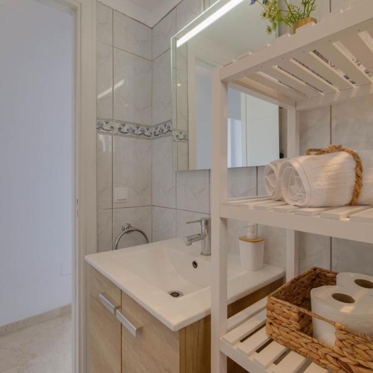 DIANA-Moderne Ferienwohnung direkt am Strand,Klima, Wifi,zentrale Lage, Supermärkte-Shops-Restaurants fussläufig - Apartamento de 2 dormitorios - 3