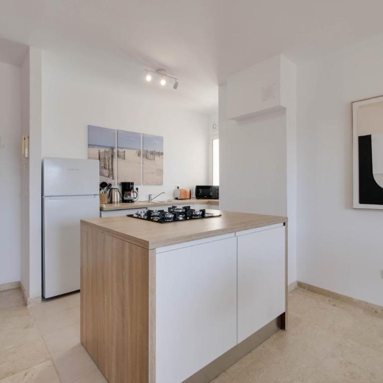 DIANA-Moderne Ferienwohnung direkt am Strand,Klima, Wifi,zentrale Lage, Supermärkte-Shops-Restaurants fussläufig - Apartamento de 2 dormitorios - 20
