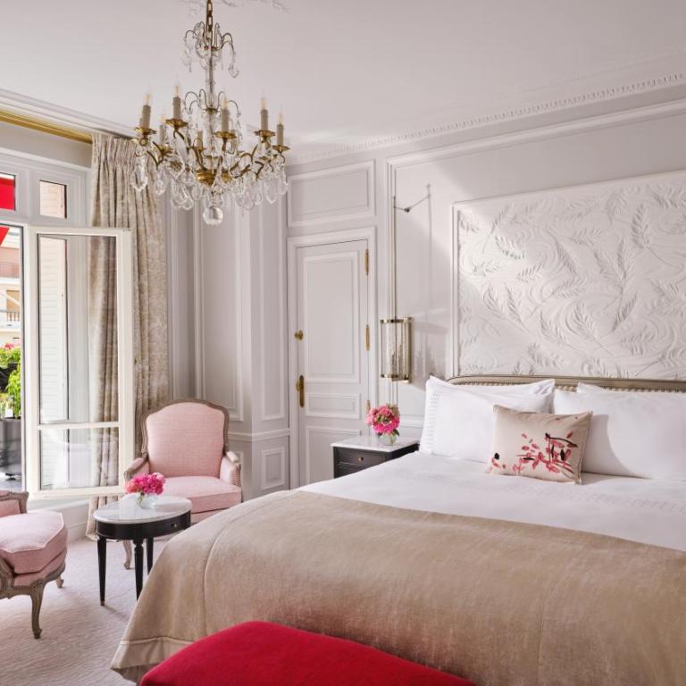 Hôtel Plaza Athénée - Dorchester Collection - Suite Prestige - Vue sur Avenue Montaigne avec Balcon - 1