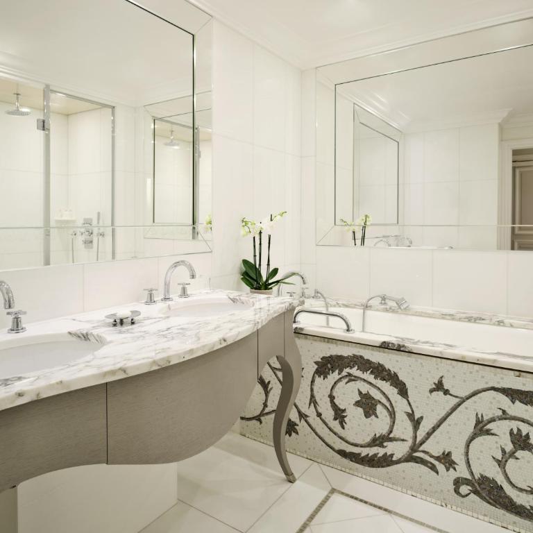 Hôtel Plaza Athénée - Dorchester Collection - Chambre Supérieure - 1