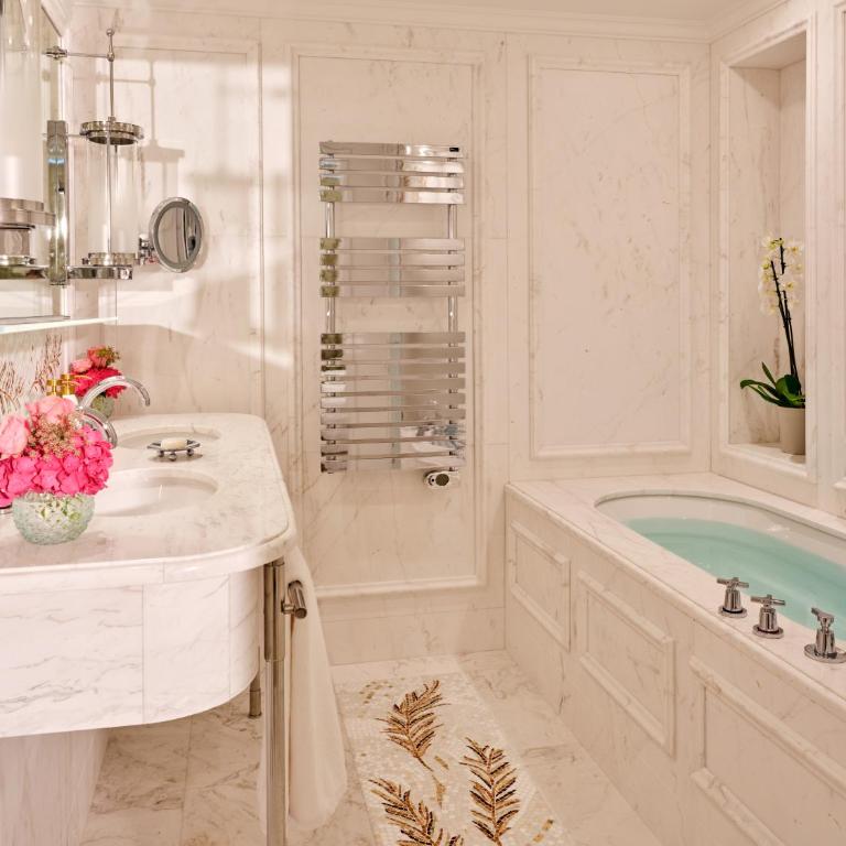 Hôtel Plaza Athénée - Dorchester Collection - Suite Prestige - Vue sur Avenue Montaigne avec Balcon - 2