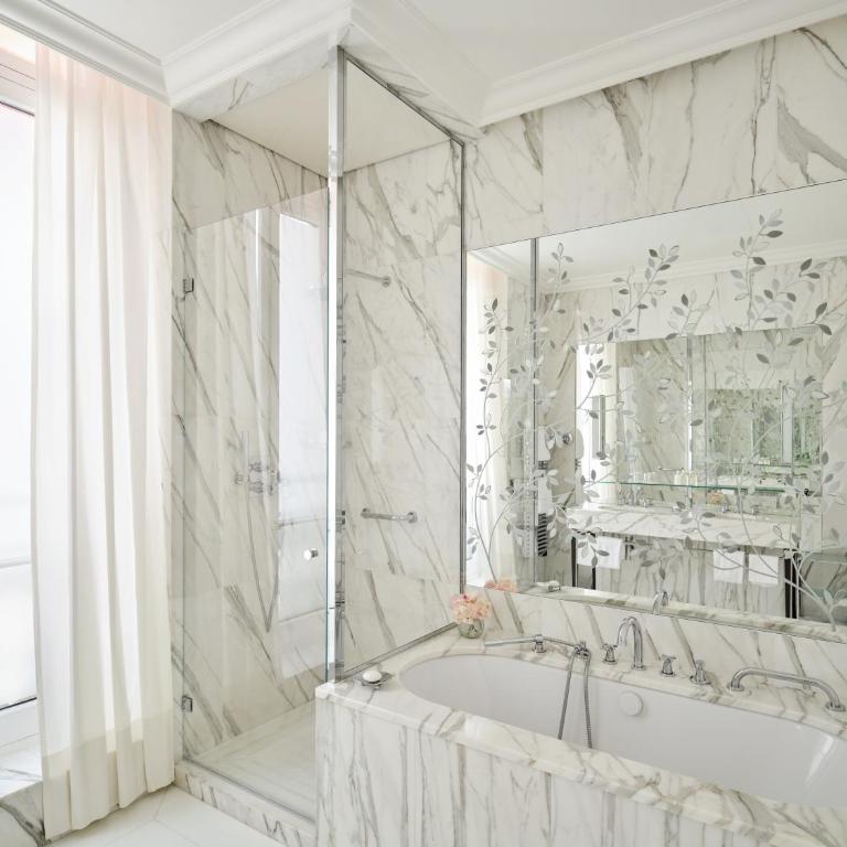 Hôtel Plaza Athénée - Dorchester Collection - Suite Supérieure - 2