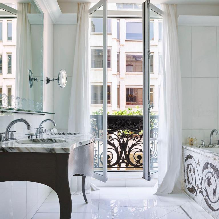 Hôtel Plaza Athénée - Dorchester Collection - Suite Haute Couture Eiffel - 5