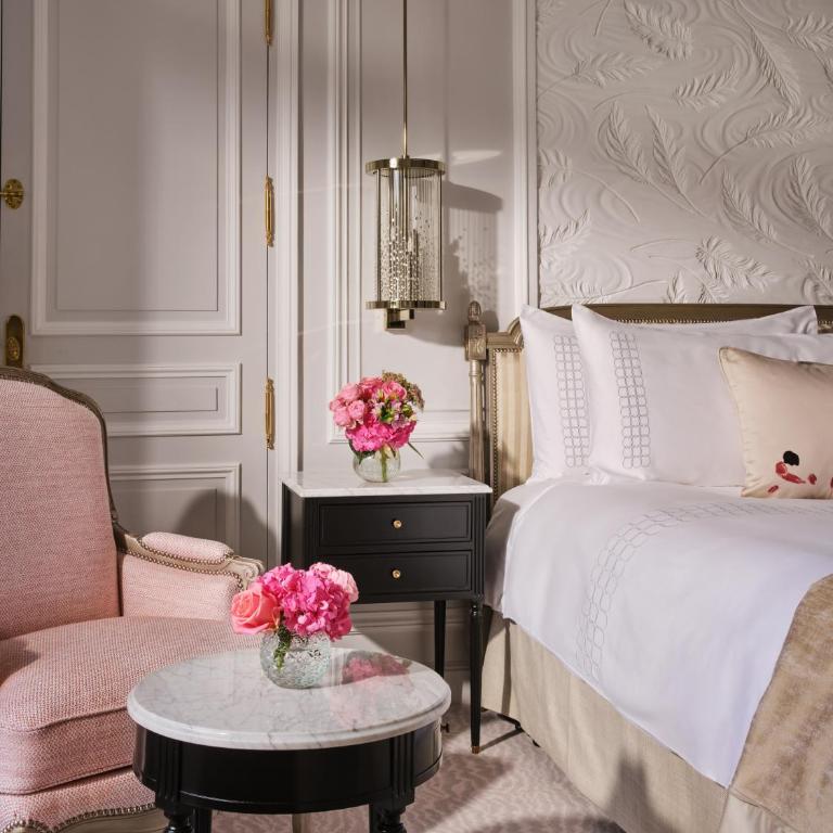 Hôtel Plaza Athénée - Dorchester Collection - Suite Prestige - Vue sur Avenue Montaigne avec Balcon - 3