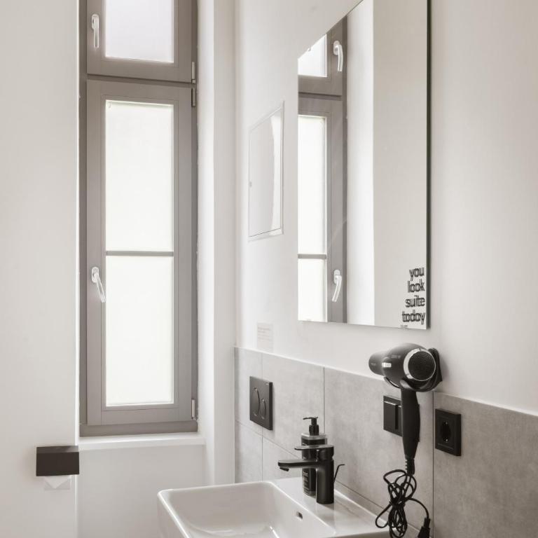 Limehome Graz Trauttmansdorffgasse - Queen Room with Balcony - 8