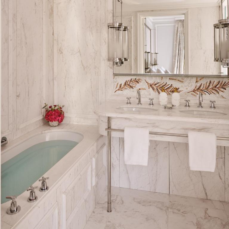 Hôtel Plaza Athénée - Dorchester Collection - Suite Deluxe - Vue sur Avenue Montaigne avec Balcon - 3