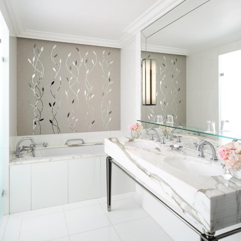 Hôtel Plaza Athénée - Dorchester Collection - Suite Junior - Vue sur Avenue Montaigne - 3