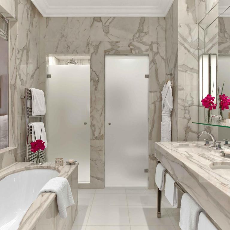 Hôtel Plaza Athénée - Dorchester Collection - Chambre Deluxe - Vue sur Avenue Montaigne - 2