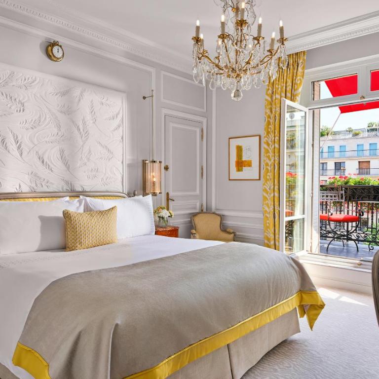 Hôtel Plaza Athénée - Dorchester Collection - Chambre Deluxe - Vue sur Avenue Montaigne - 3