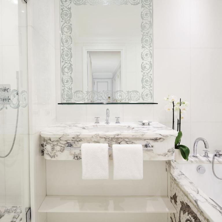 Hôtel Plaza Athénée - Dorchester Collection - Chambre Simple Classique - 1