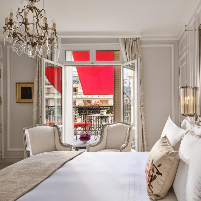 Hôtel Plaza Athénée - Dorchester Collection - Chambre Deluxe - Vue sur Avenue Montaigne - 4