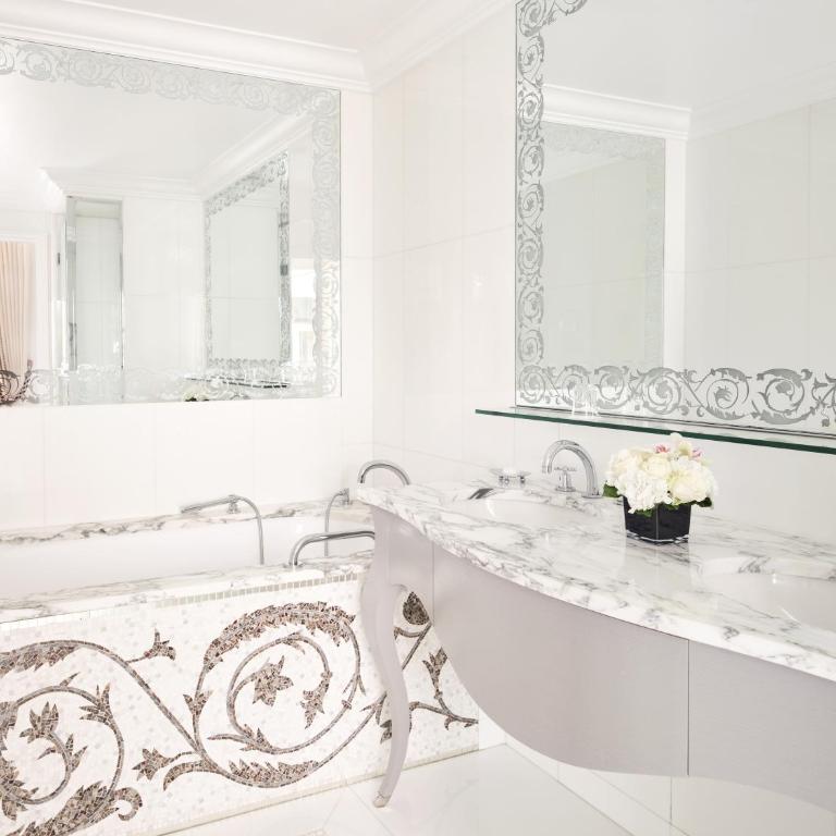 Hôtel Plaza Athénée - Dorchester Collection - Suite Junior Deluxe - 2