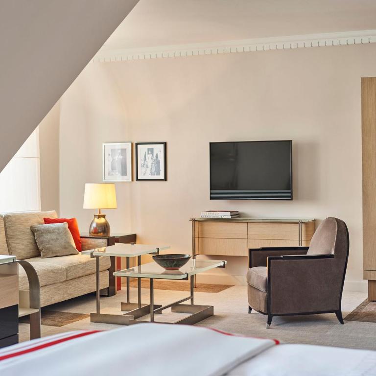 Hôtel Plaza Athénée - Dorchester Collection - Suite Junior Deluxe - 1