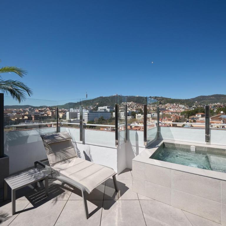 Catalonia Park Güell - Premium Triple Room Terrace Pool - 3
