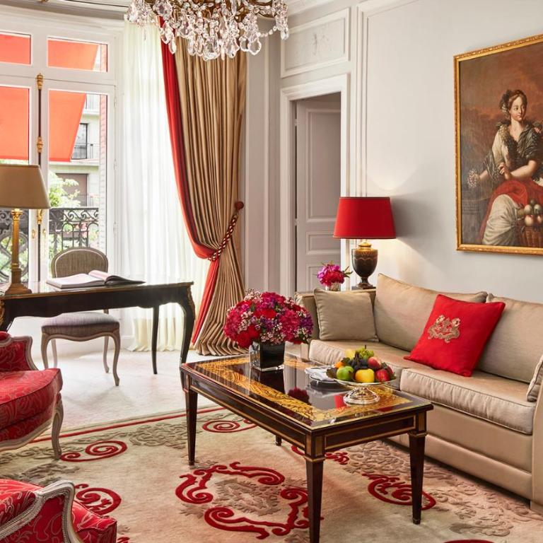 Hôtel Plaza Athénée - Dorchester Collection - Suite Deluxe - Vue sur Avenue Montaigne - 2