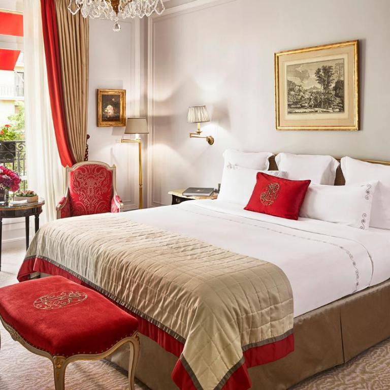 Hôtel Plaza Athénée - Dorchester Collection - Suite Deluxe - Vue sur Avenue Montaigne - 4