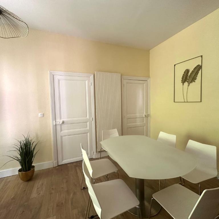 Centre ville, grand T3 avec balcon - Apartment mit 2 Schlafzimmern - 3
