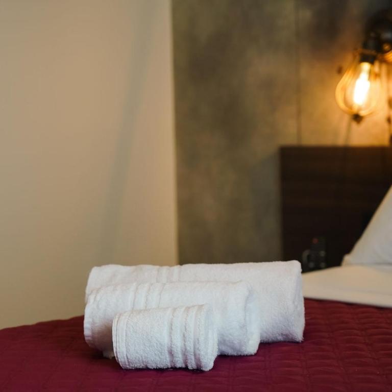 Attom rooms - Queen Room with Balcony - 24
