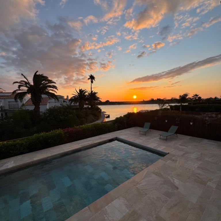 Villa Moana Lagune 4 chambres, 4 salles de bain, piscine privative chauffée à 30 degrés toute l année, balnéo, terrain de pétanque privé, ping-pong - Villa - 30