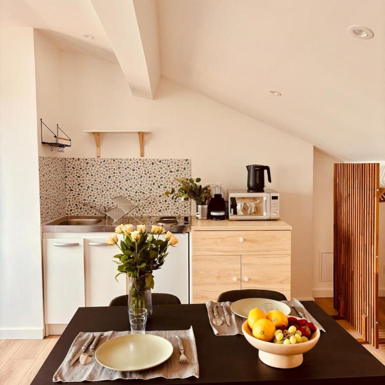 Charming studio, bright, central, quiet - One-Bedroom Apartment - 12