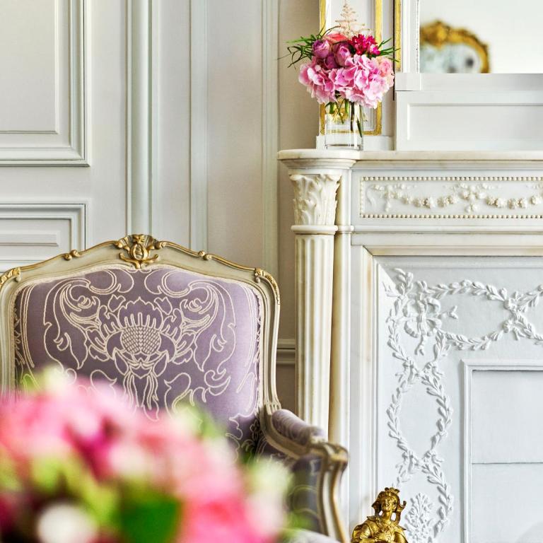Hôtel Plaza Athénée - Dorchester Collection - Suite Prestige - Vue sur Avenue Montaigne - 2