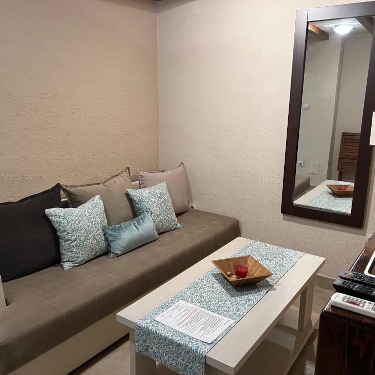 Hill Apartments - Studio - 14