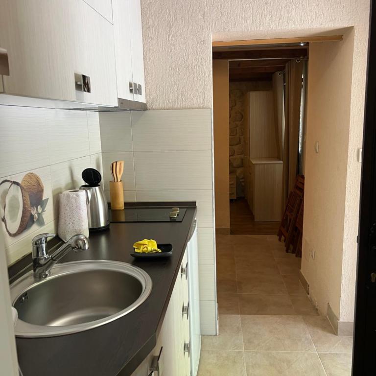 Hill Apartments - Studio - 15