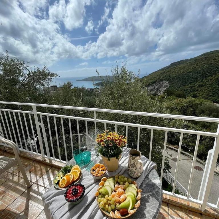 Olive Hill Home - Three-Bedroom House - 1